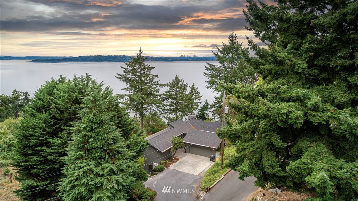 1935 Southwest Hillcrest Road Burien, WA 98166 - Photo 3 of 34 Gallery Image 3