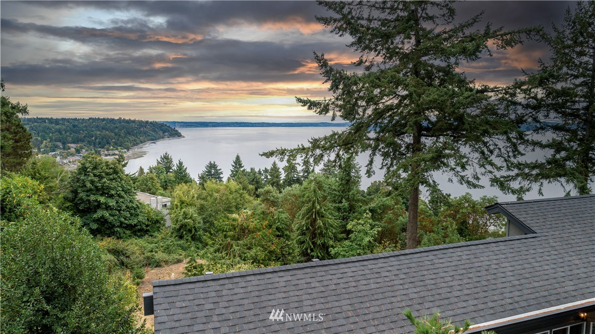 1935 Southwest Hillcrest Road Burien, WA 98166 - Photo 4 of 34 Gallery Image 4
