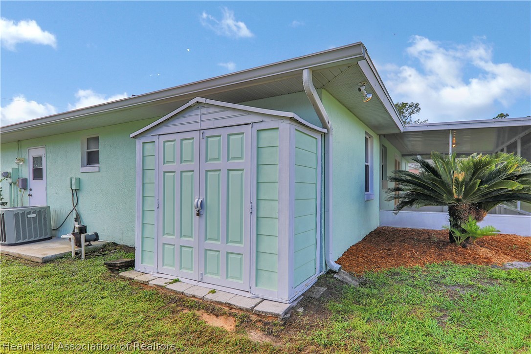 4441 Leaf Road Sebring, FL 33875 - Photo 19 of 21 a view of a house with backyard and porch