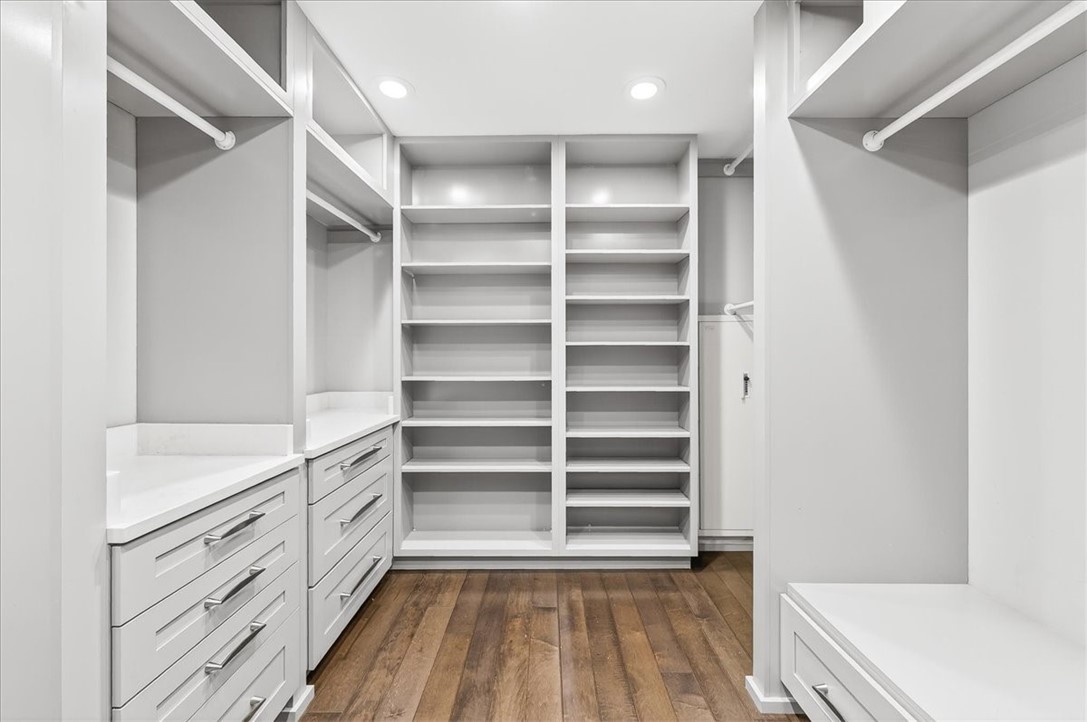 442 Bermuda Place Corpus Christi, TX 78411 - Photo 21 of 40 Primary closet