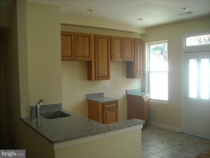 17 North Wickham Road Baltimore, MD 21229 - Photo 2 of 17 Kitchen