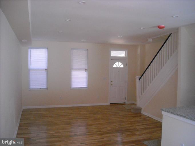 17 North Wickham Road Baltimore, MD 21229 - Photo 16 of 17 Living Room