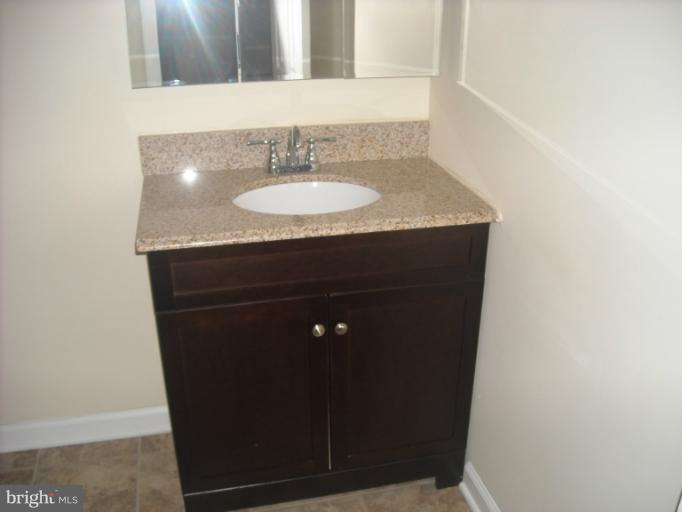 17 North Wickham Road Baltimore, MD 21229 - Photo 10 of 17 Bath