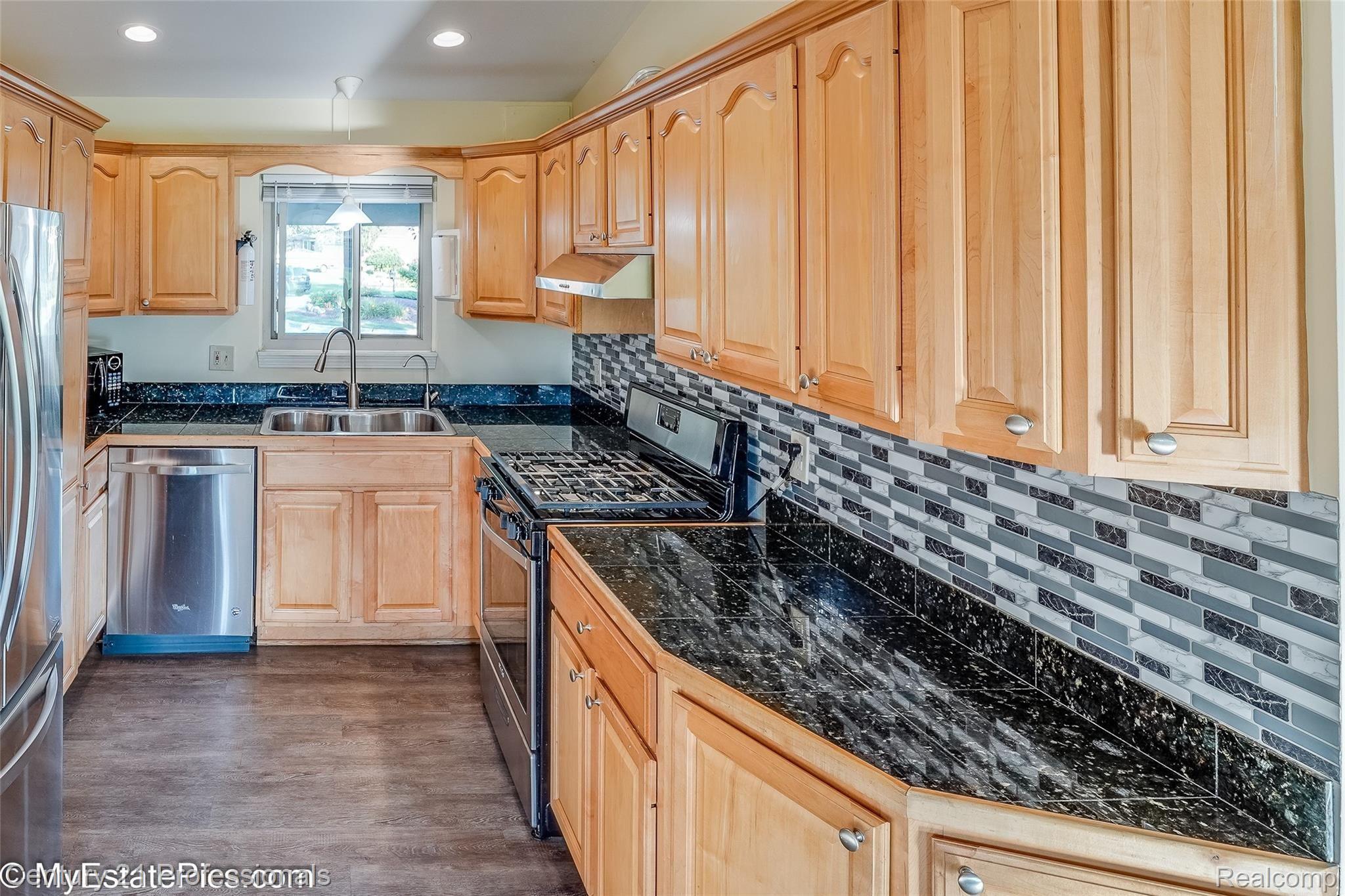 40768 West Mill Rd Court Novi, MI 48375 - Photo 17 of 55 40768 mill rd ct w Novi-23.jpg