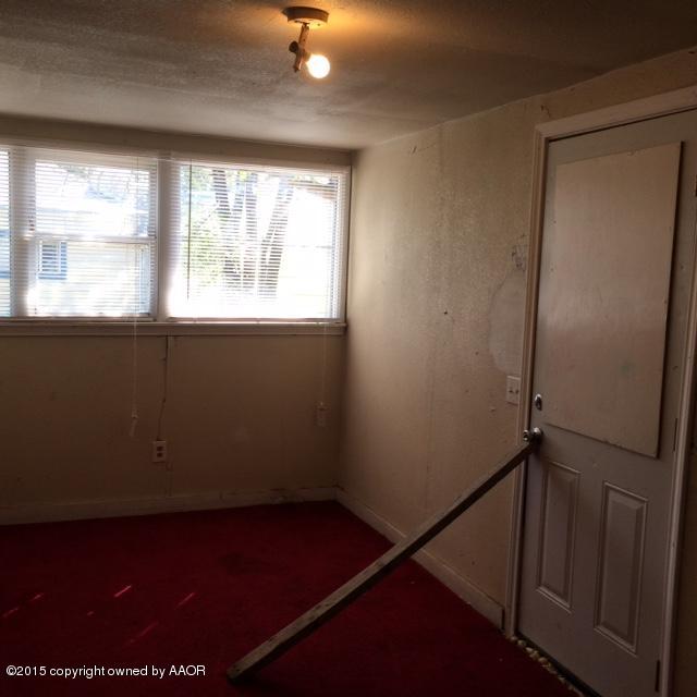 3704 South Harrison Street Amarillo, TX 79110 - Photo 12 of 13 an empty room with a window