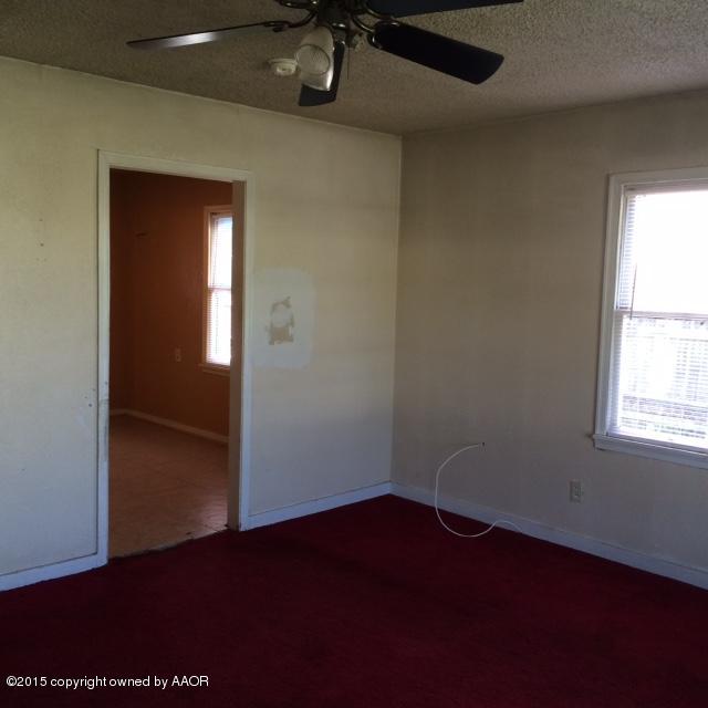 3704 South Harrison Street Amarillo, TX 79110 - Photo 4 of 13 an empty room with windows