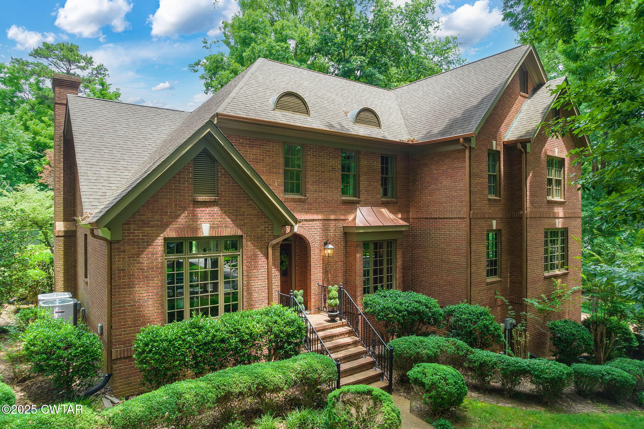 25 Whitfield Cove Jackson, TN 38305 - Photo 1 of 35 a front view of a house with garden