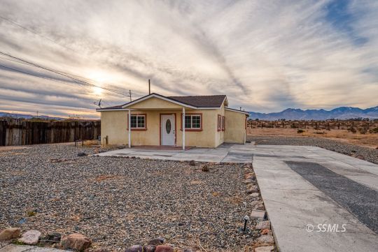 231 North Kern Street Ridgecrest, CA 93555 - Photo 26 of 41 front view of a house with a yard