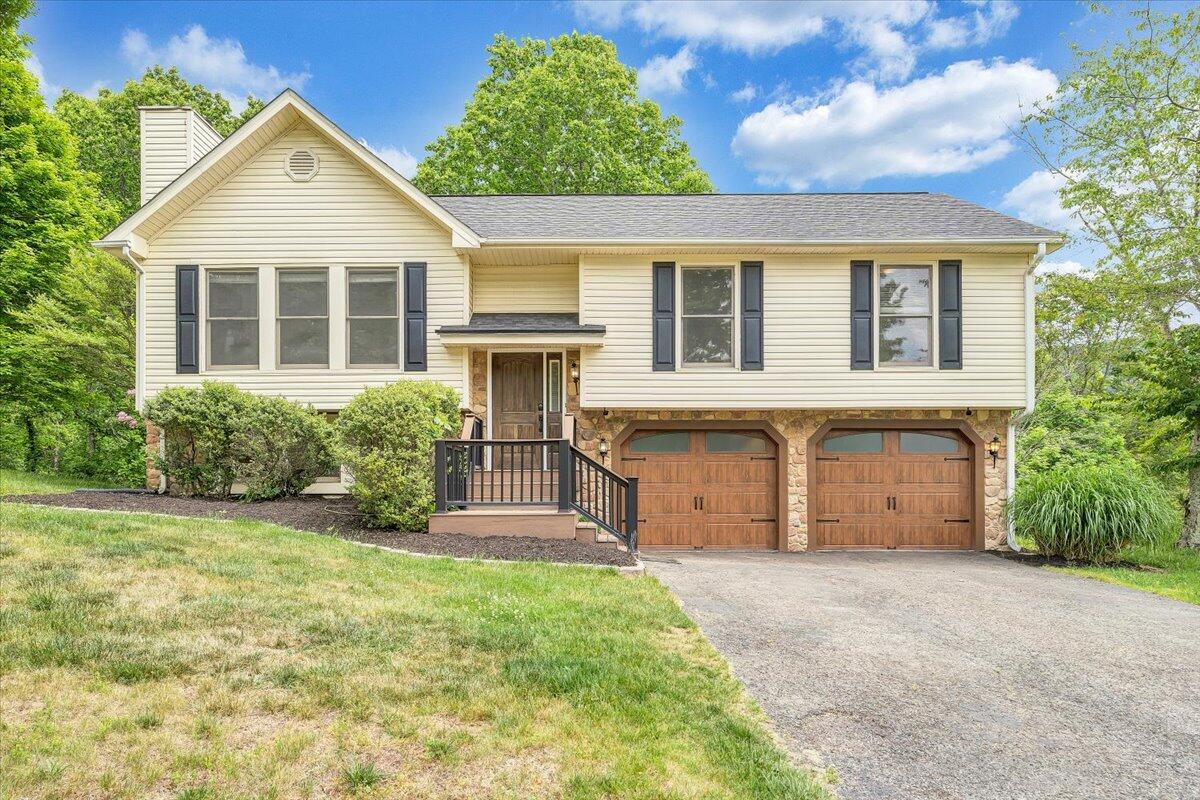 7851 Cedar Edge Road Roanoke, VA 24018 - Photo 1 of 48 Front of Home