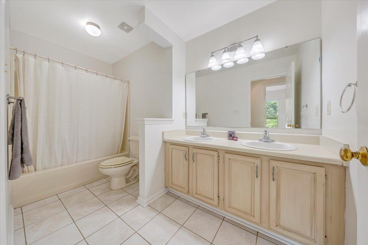 7851 Cedar Edge Road Roanoke, VA 24018 - Photo 23 of 48 Hallway Bath