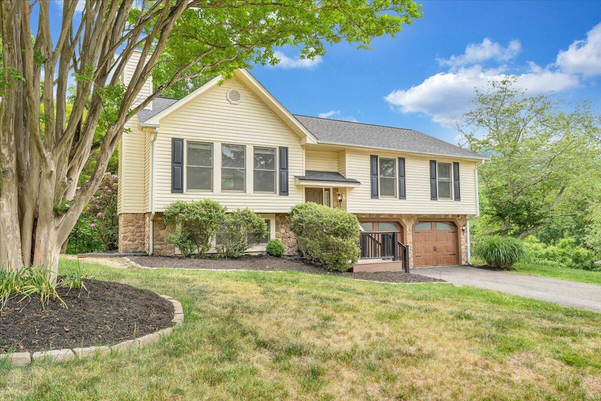 7851 Cedar Edge Road Roanoke, VA 24018 - Photo 3 of 48 Front of Home