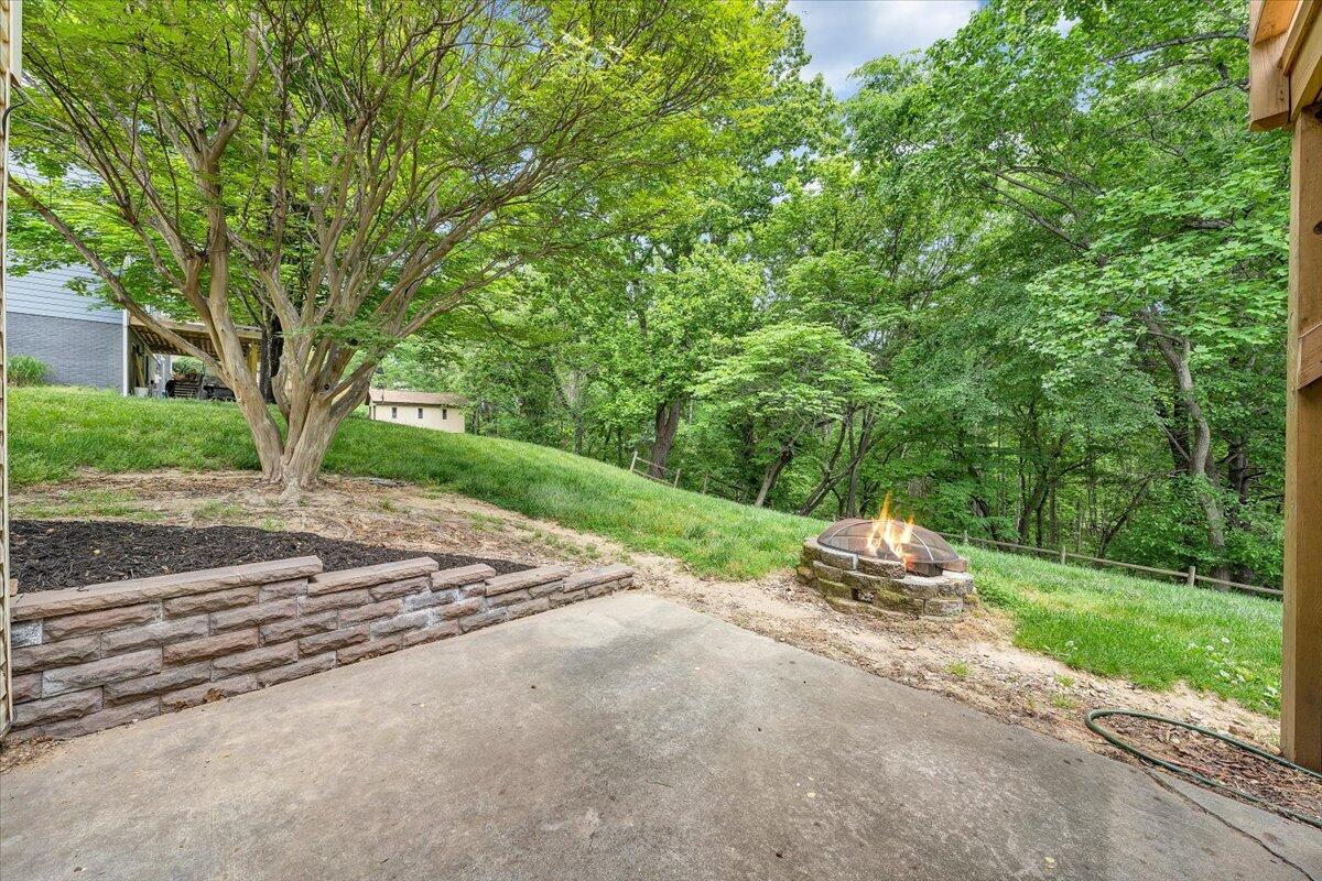 7851 Cedar Edge Road Roanoke, VA 24018 - Photo 36 of 48 Patio