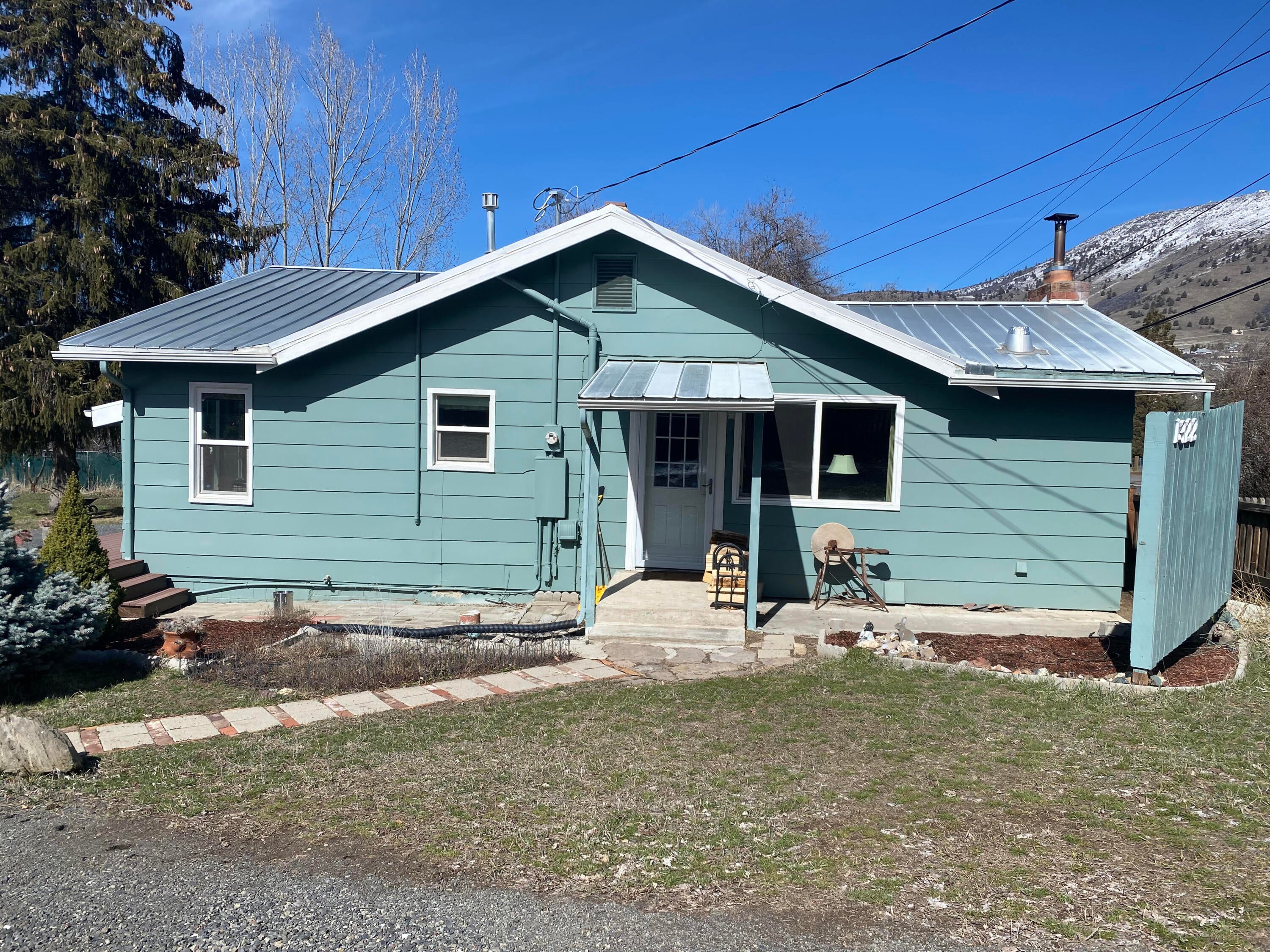 1322 Homedale Road Klamath Falls, OR 97603 - Photo 2 of 39 Front of Home