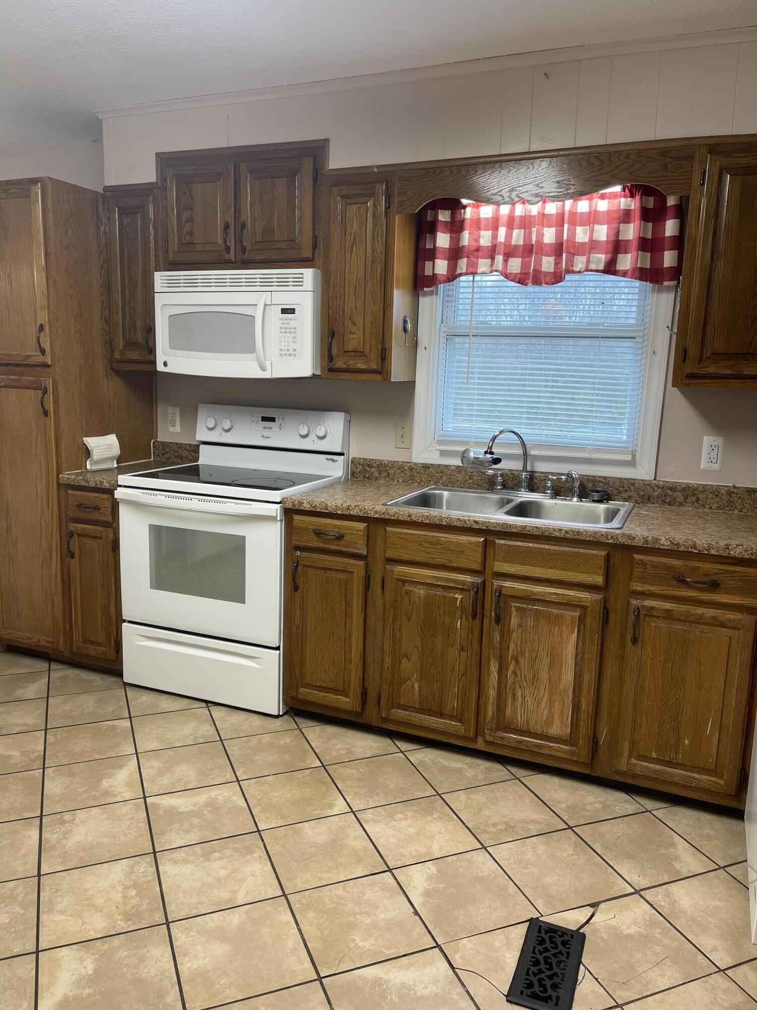 579 Fraley Avenue Duffield, VA 24244 - Photo 3 of 23 A46FD057-9D4A-4311-8D0D-3D6F6257BFF6