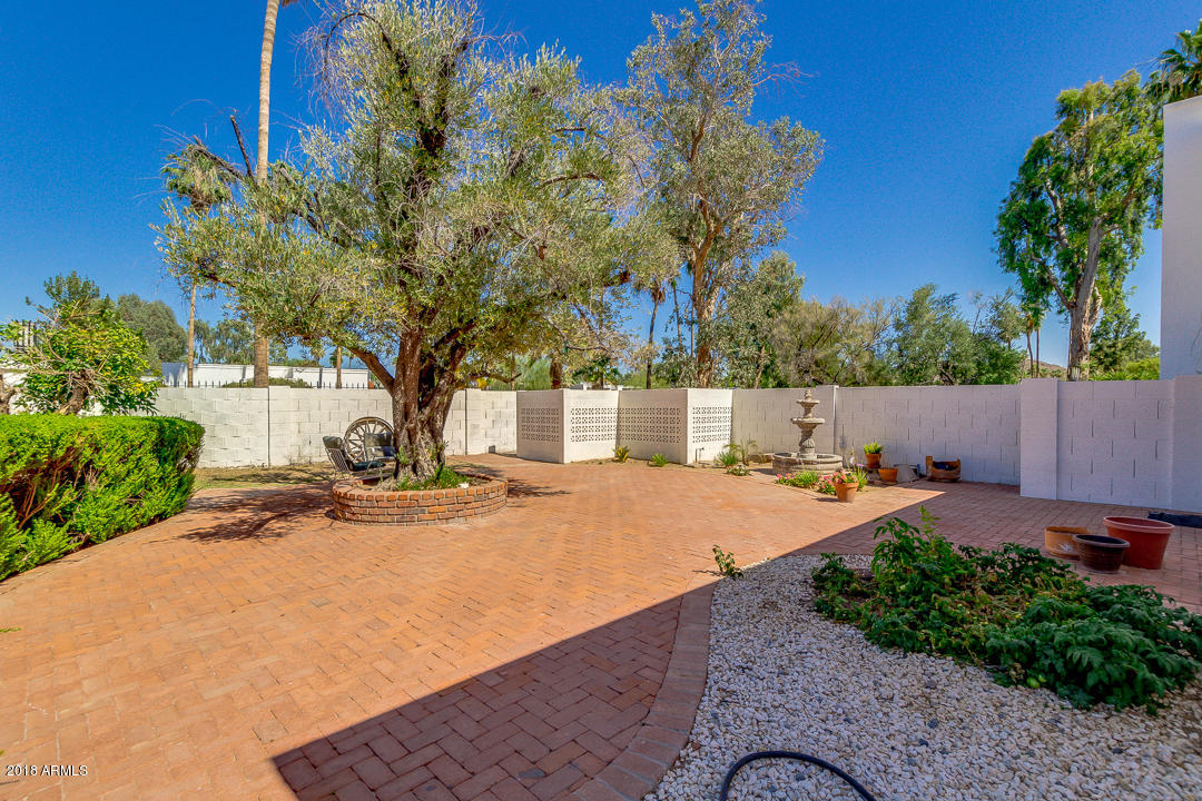 36 East Piping Rock Road Phoenix, AZ 85022 - Photo 24 of 39 Bricked Patio