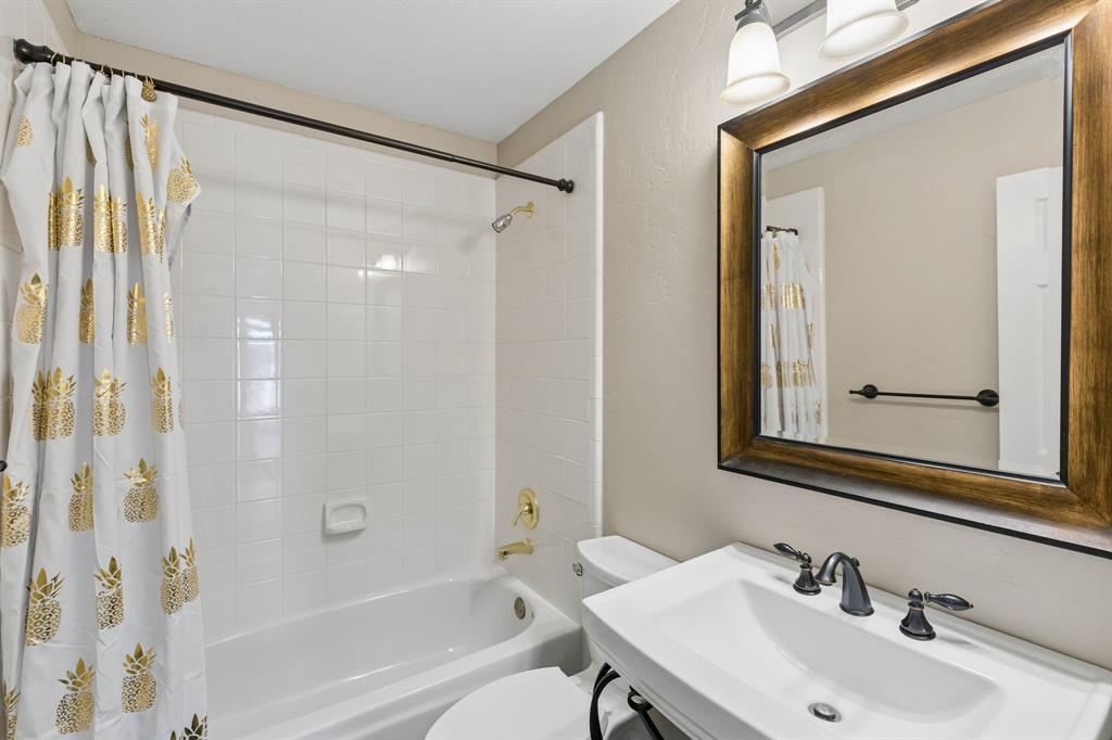 2925 Sunset Ridge McKinney, TX 75072 - Photo 6 of 33 Well-appointed full guest bathroom on the main level featuring updated fixtures, neutral finishes, and convenient access for guests and family alike.