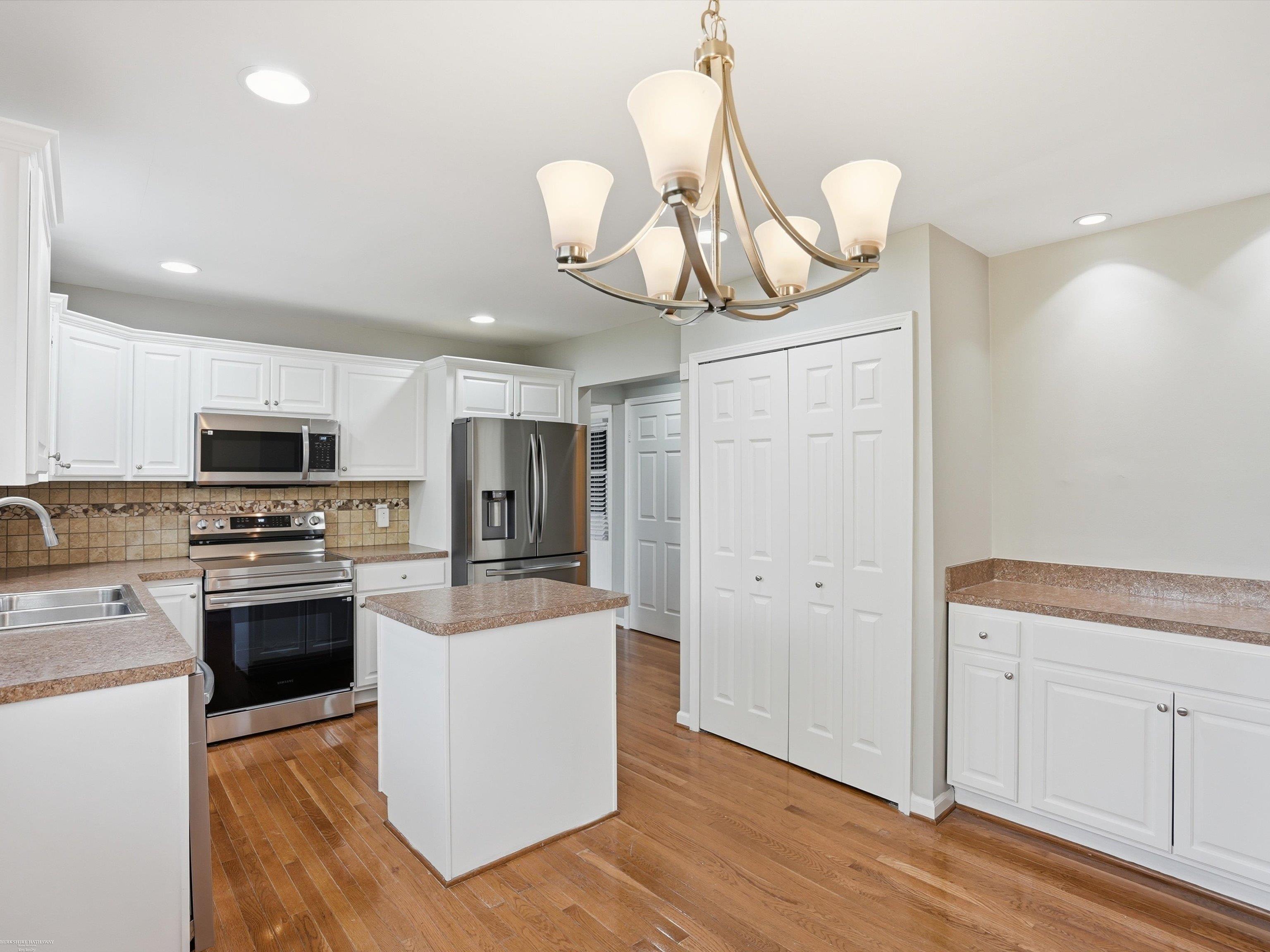 1405 Shaker Street Troy, MI 48083 - Photo 6 of 51 50205374-326b83d9-224b-4ecb-a224-61da736a1f75.JPG