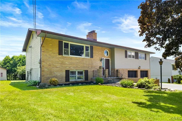 $289,999 | 464 Oakdale Avenue, Utica, NY 13502