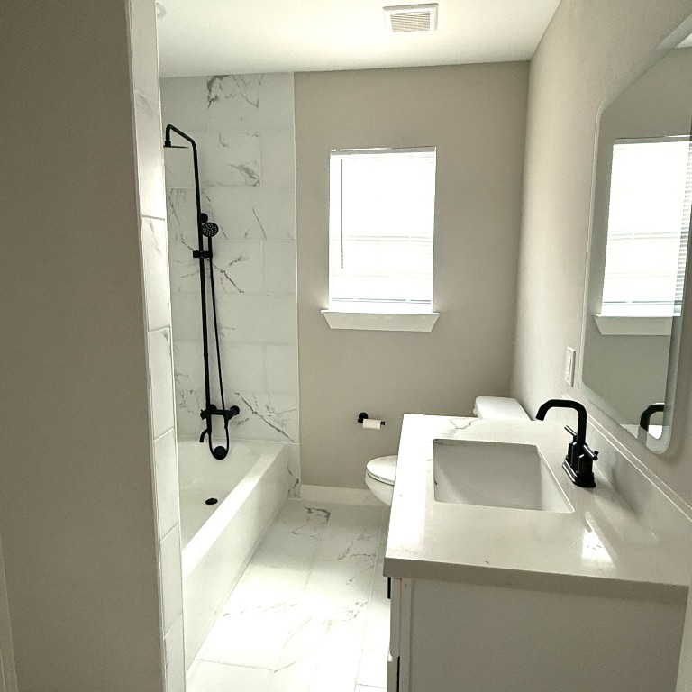 4510 Kingsbury Street Houston, TX 77021 - Photo 12 of 13 Bathroom with Tub