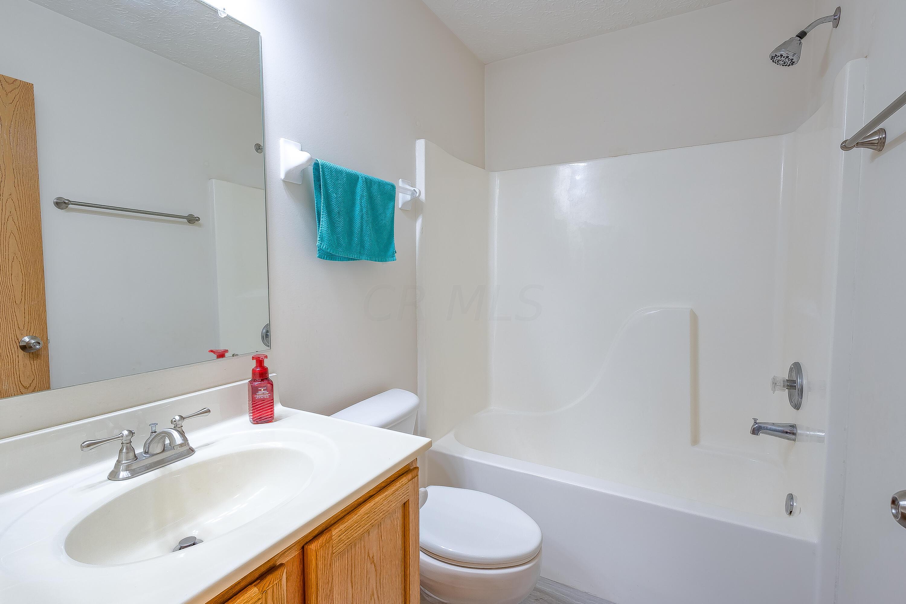 2100 Waymont Road Columbus, OH 43229 - Photo 12 of 15 Hall bath