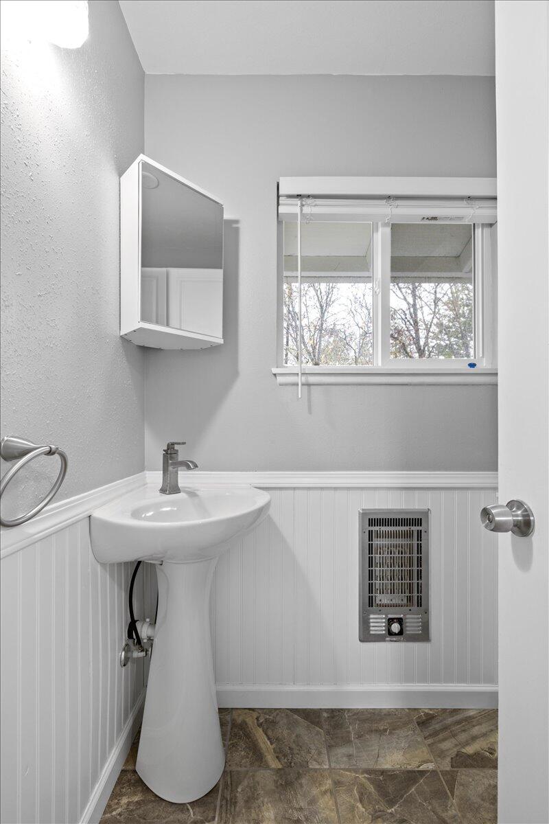 1800 Robinson Road Grants Pass, OR 97527 - Photo 11 of 34 1/2 bath