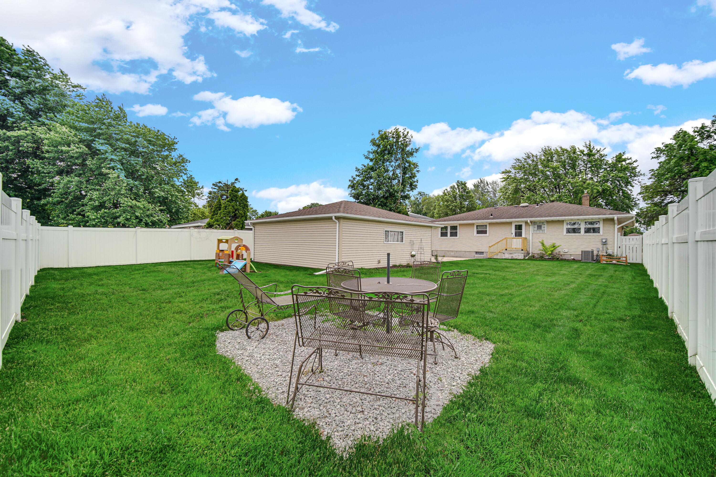 519 Hickory Lane Munster, IN 46321 - Photo 18 of 19 3000x2000
