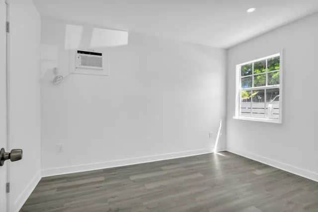 $2,000 | 818 North Dixie Highway, Unit 3, Lake Worth Beach, FL 33460