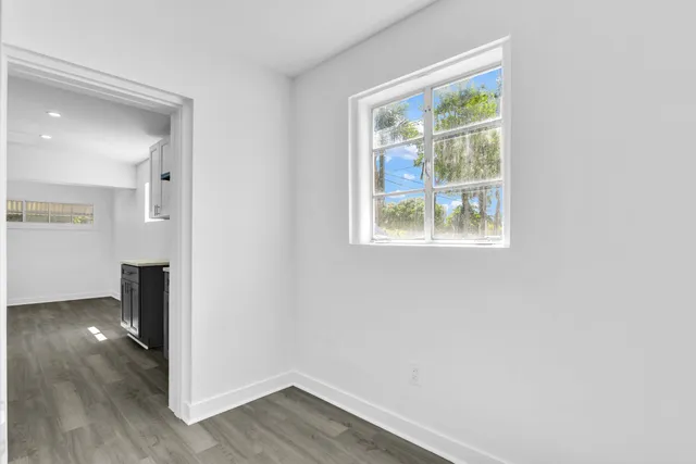 $2,000 | 818 North Dixie Highway, Unit 3, Lake Worth Beach, FL 33460