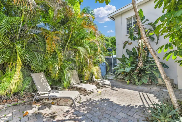 $2,000 | 818 North Dixie Highway, Unit 3, Lake Worth Beach, FL 33460