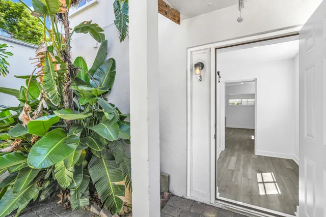 $2,000 | 818 North Dixie Highway, Unit 3, Lake Worth Beach, FL 33460