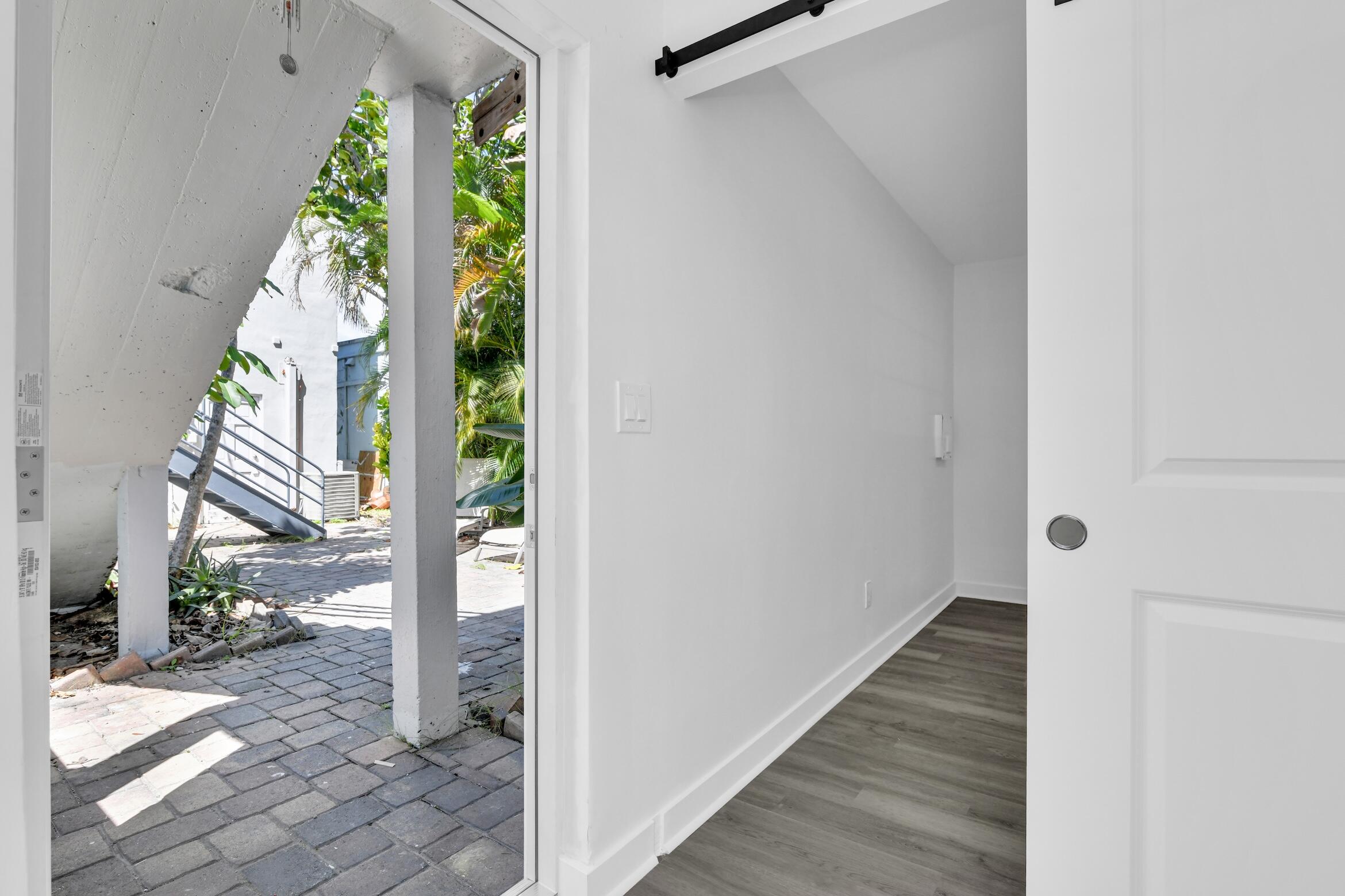 818 North Dixie Highway, Unit 3 Lake Worth Beach, FL 33460 - Photo 5 of 19 818 N Dixie Hwy 3 Lake Worth Beach -5