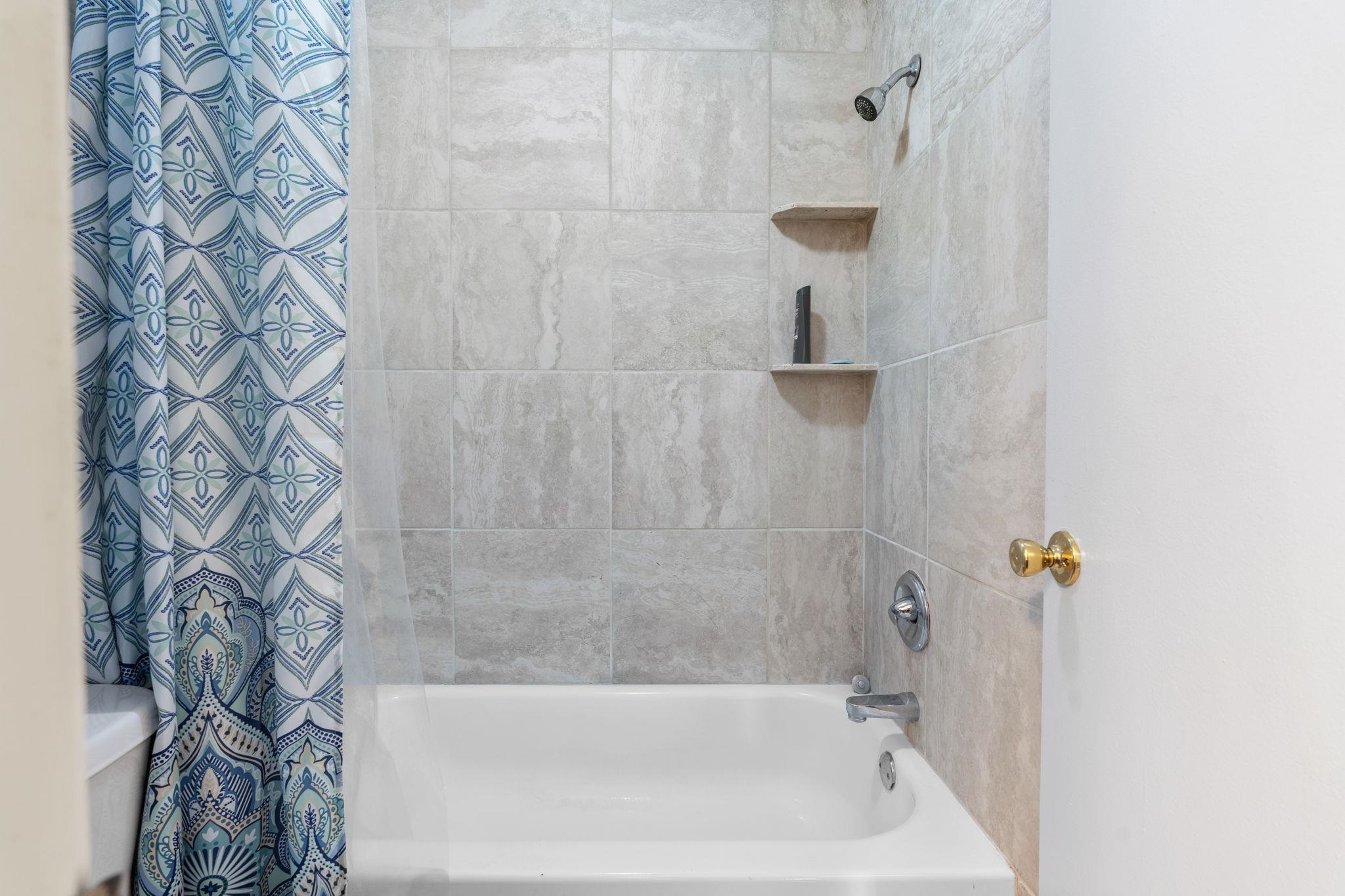 109 North Main Street, Unit 710 Memphis, TN 38103 - Photo 20 of 37 Full bath featuring shower / bath combo with shower curtain and toilet