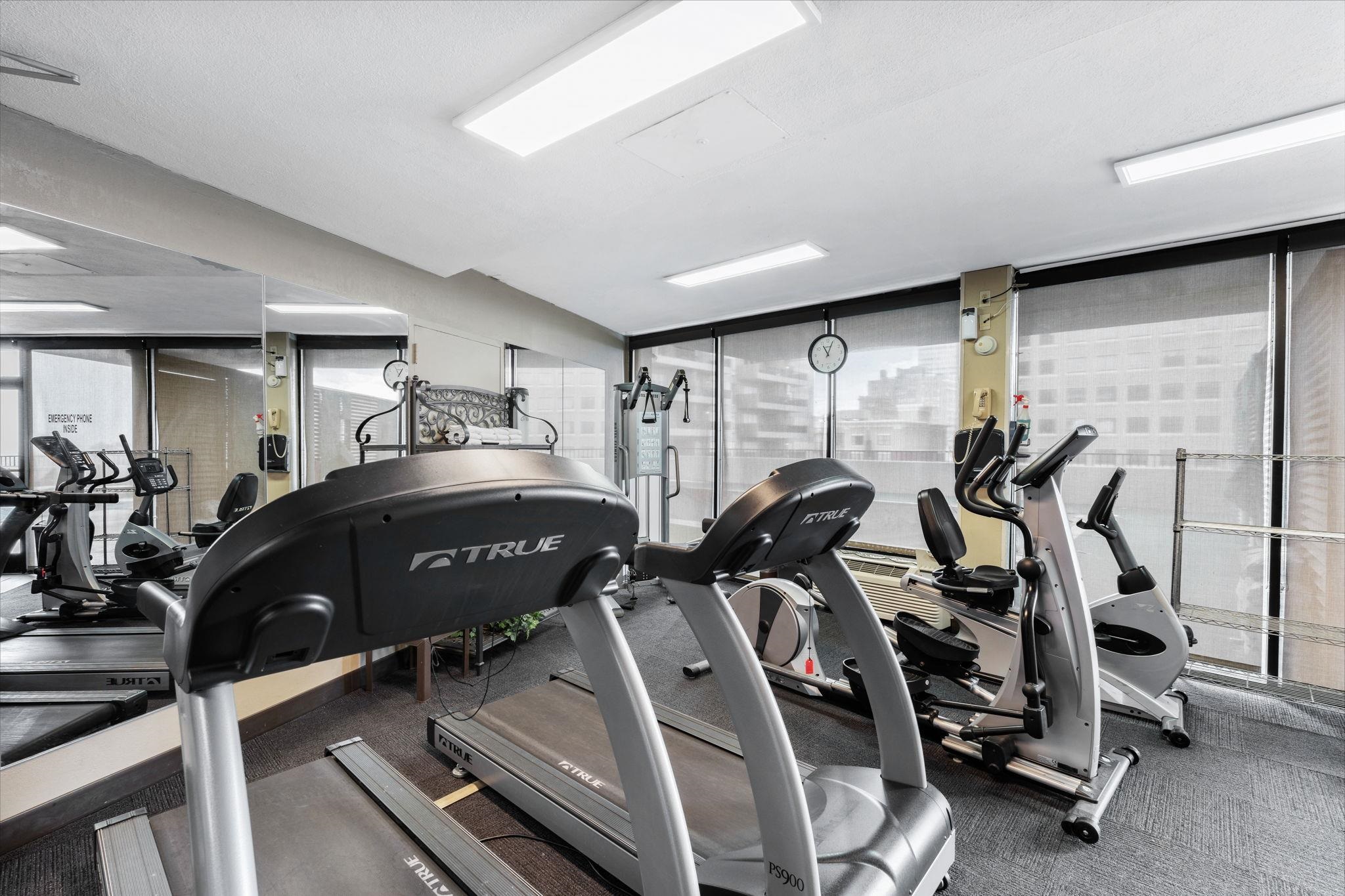 109 North Main Street, Unit 710 Memphis, TN 38103 - Photo 33 of 37 a room with gym equipment and windows
