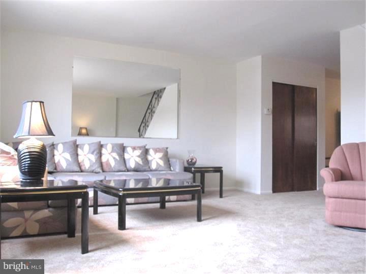 3323 Atmore Road Philadelphia, PA 19154 - Photo 2 of 13 Living Room