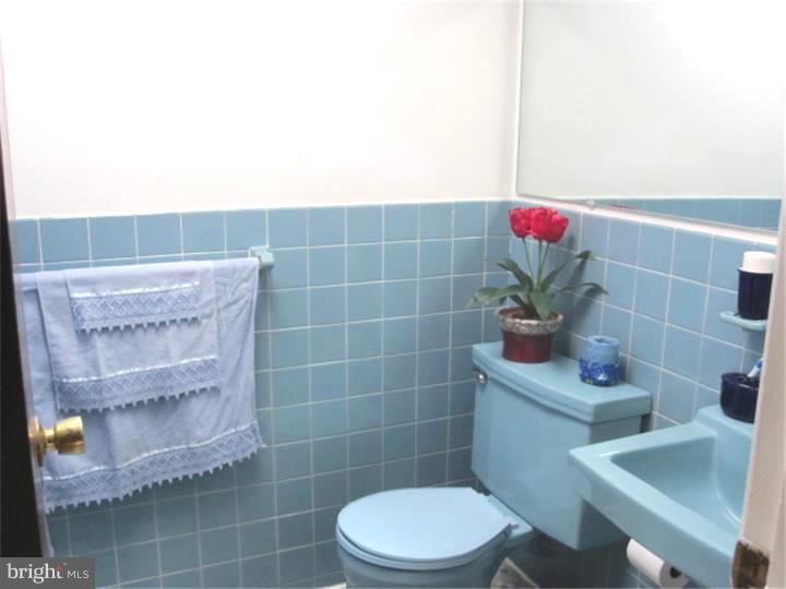 3323 Atmore Road Philadelphia, PA 19154 - Photo 8 of 13 Bathroom