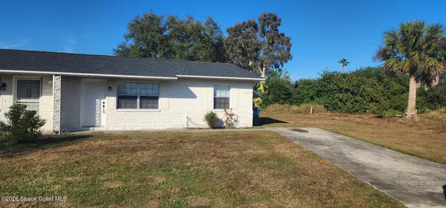 a view of a house with a yard and garage
