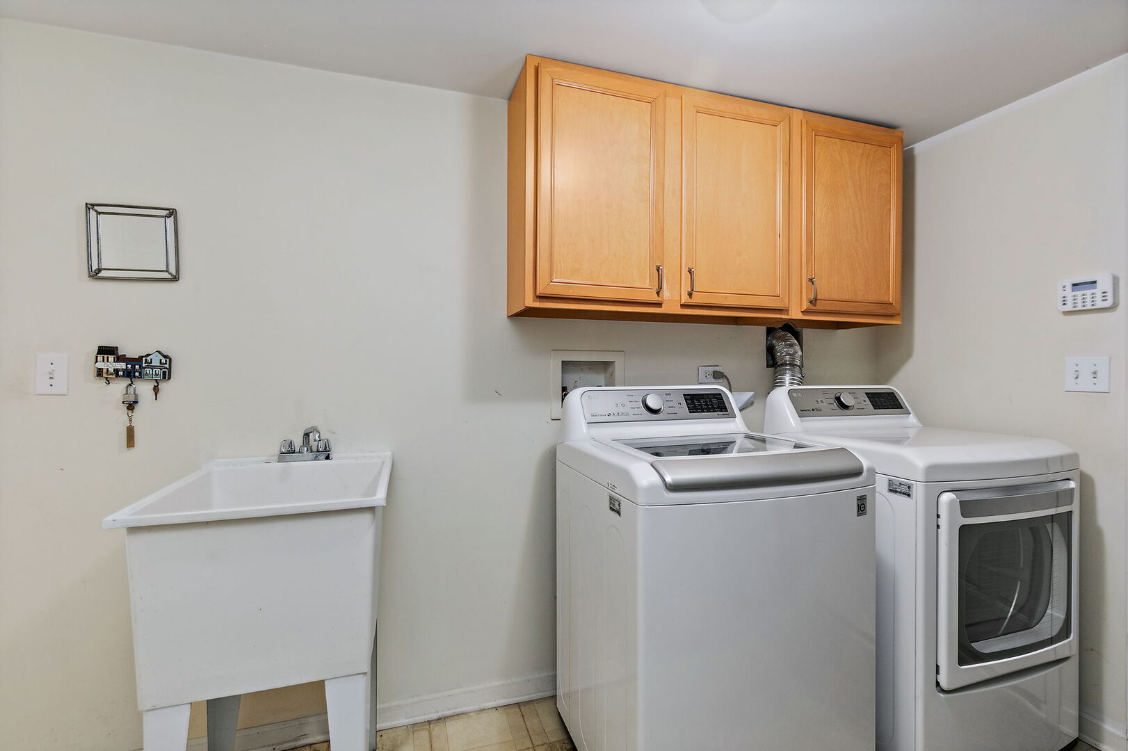 61 Samuel Drive Streamwood, IL 60107 - Photo 25 of 27 a utility room with dryer and washer