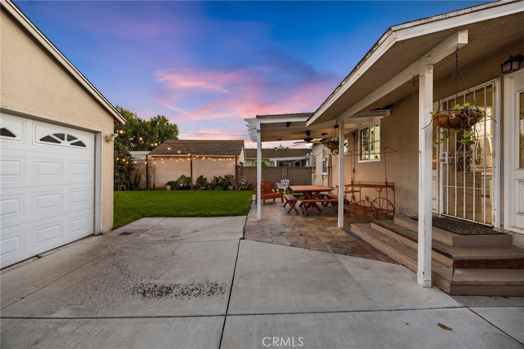 1231 South Baker Street Santa Ana, CA 92707 - Photo 29 of 48 a patio with table and chairs