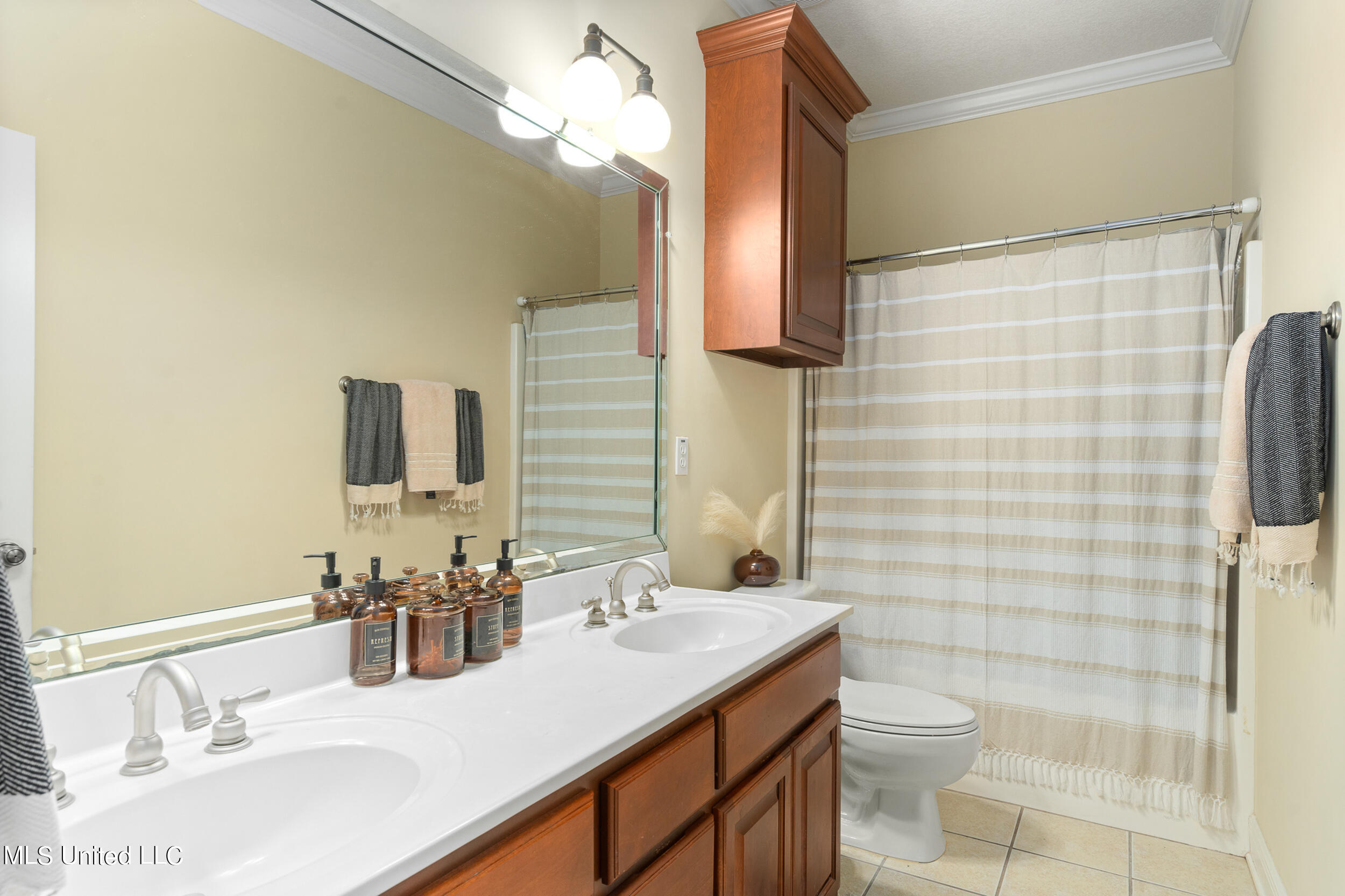 2426 Old Bay Road Biloxi, MS 39531 - Photo 20 of 27 2nd Bathroom
