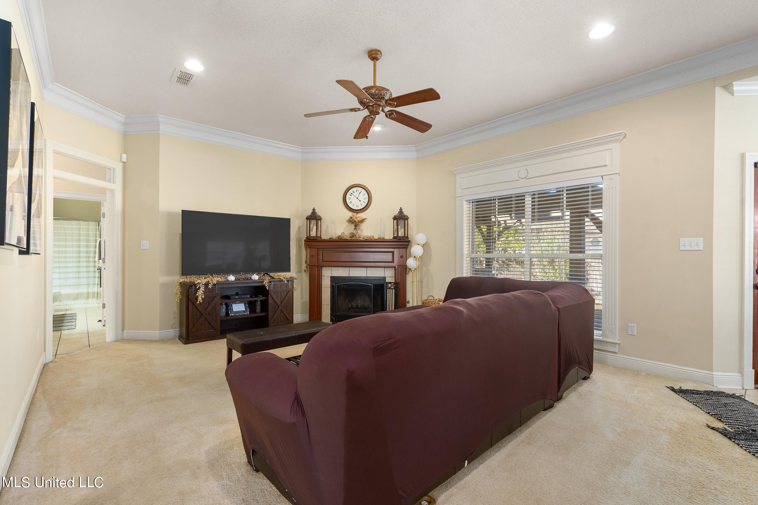 2426 Old Bay Road Biloxi, MS 39531 - Photo 8 of 27 Living room