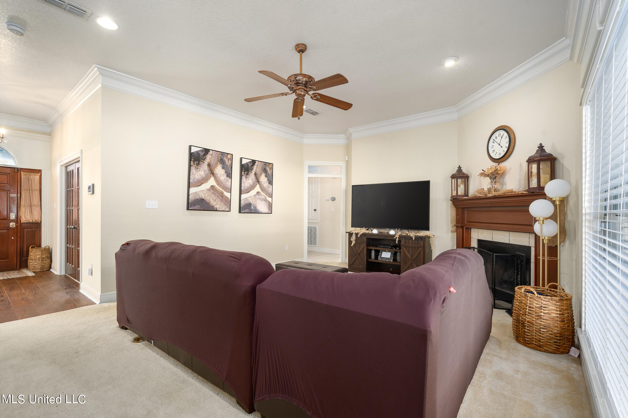 2426 Old Bay Road Biloxi, MS 39531 - Photo 9 of 27 Living Room