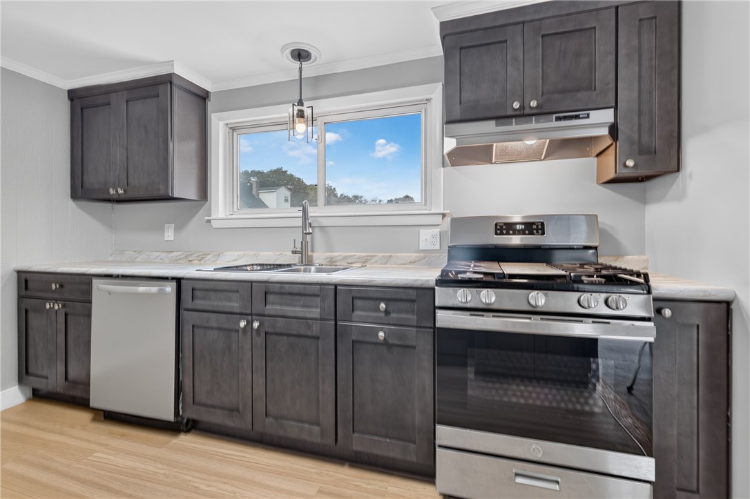 59 Graybar Road Warwick, RI 02888 - Photo 5 of 28 Gallery Image 5