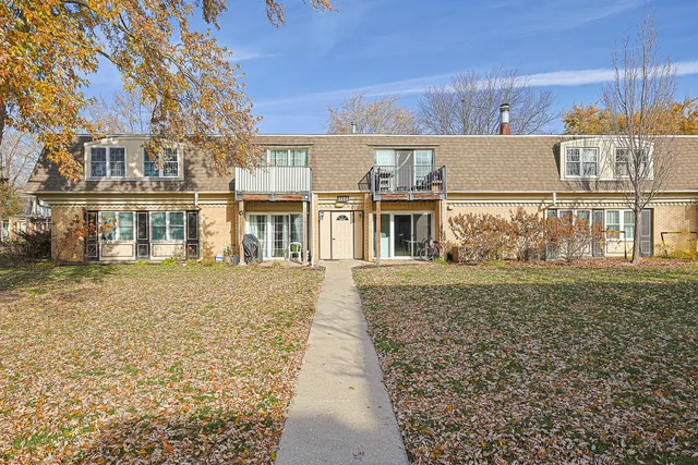 $219,900 | 1111 Pleasant Run Drive, Unit 911, Wheeling, IL 60090