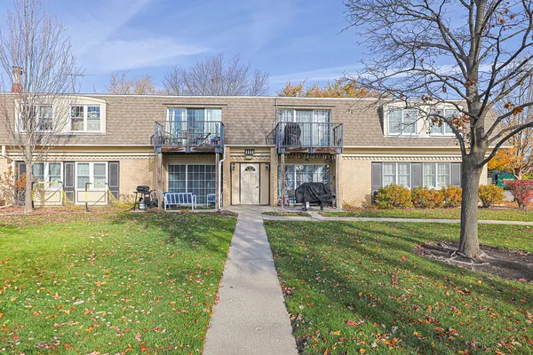 $214,990 | 1111 Pleasant Run Drive, Unit 911, Wheeling, IL 60090