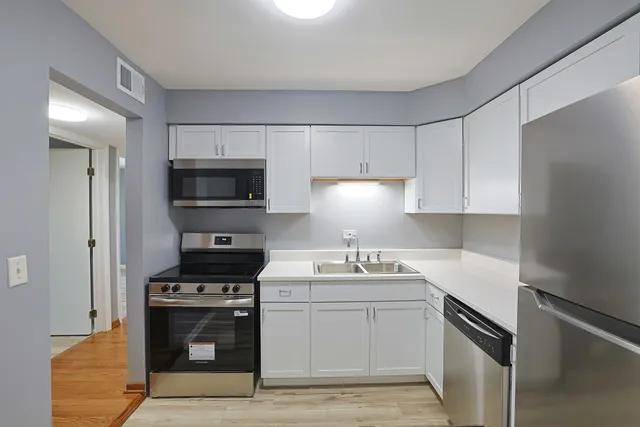 $219,900 | 1111 Pleasant Run Drive, Unit 911, Wheeling, IL 60090