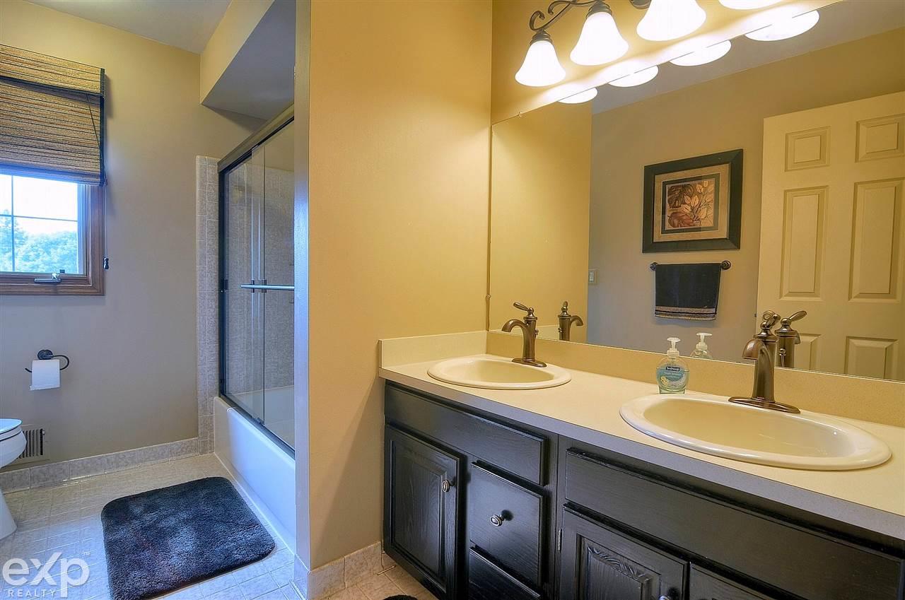 2057 Ridgefield Court Rochester Hills, MI 48306 - Photo 27 of 35