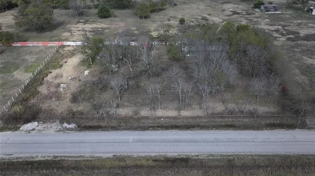 a view of a dry yard