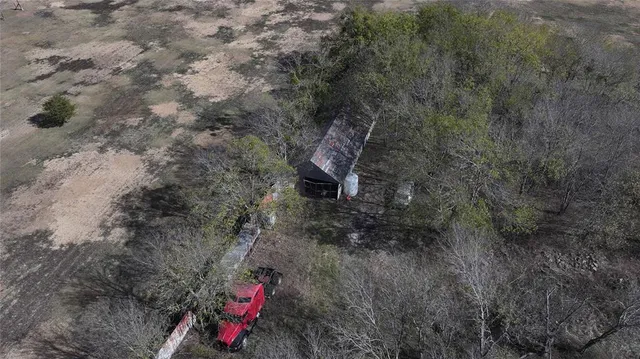 a view of a dry yard