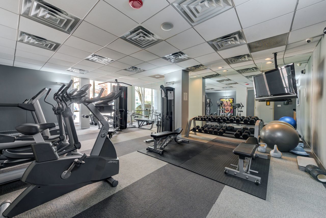 2930 North Sheridan Road, Unit 1010 Chicago, IL 60657 - Photo 19 of 24 a room with gym equipment