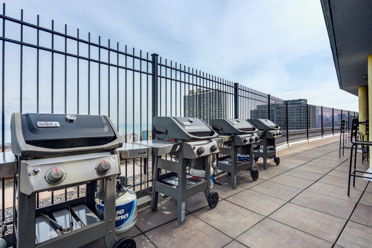 2930 North Sheridan Road, Unit 1010 Chicago, IL 60657 - Photo 23 of 24 a view of a chairs and table in the terrace